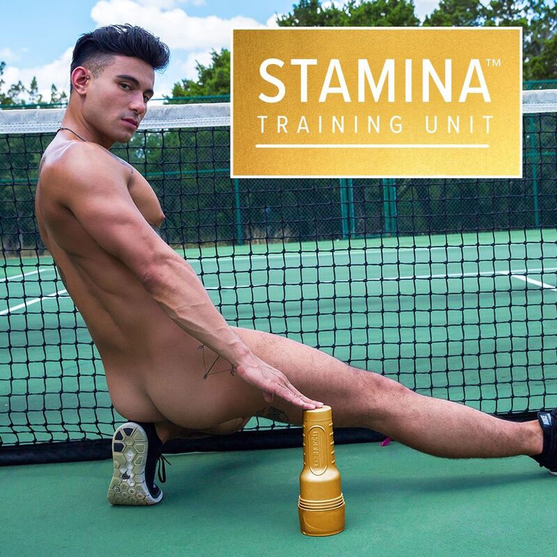 Visuel Stamina Training Unit avec modele masculin nu en exterieur, etui dore du masturbateur Fleshlight d entrainement a l endurance sexuelle