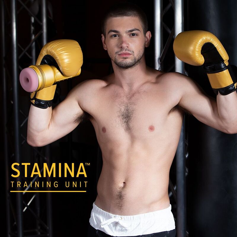 Visuel Stamina Training Unit avec modele torse nu et gants de boxe, etui dore du masturbateur Fleshlight pour ameliorer endurance et performances